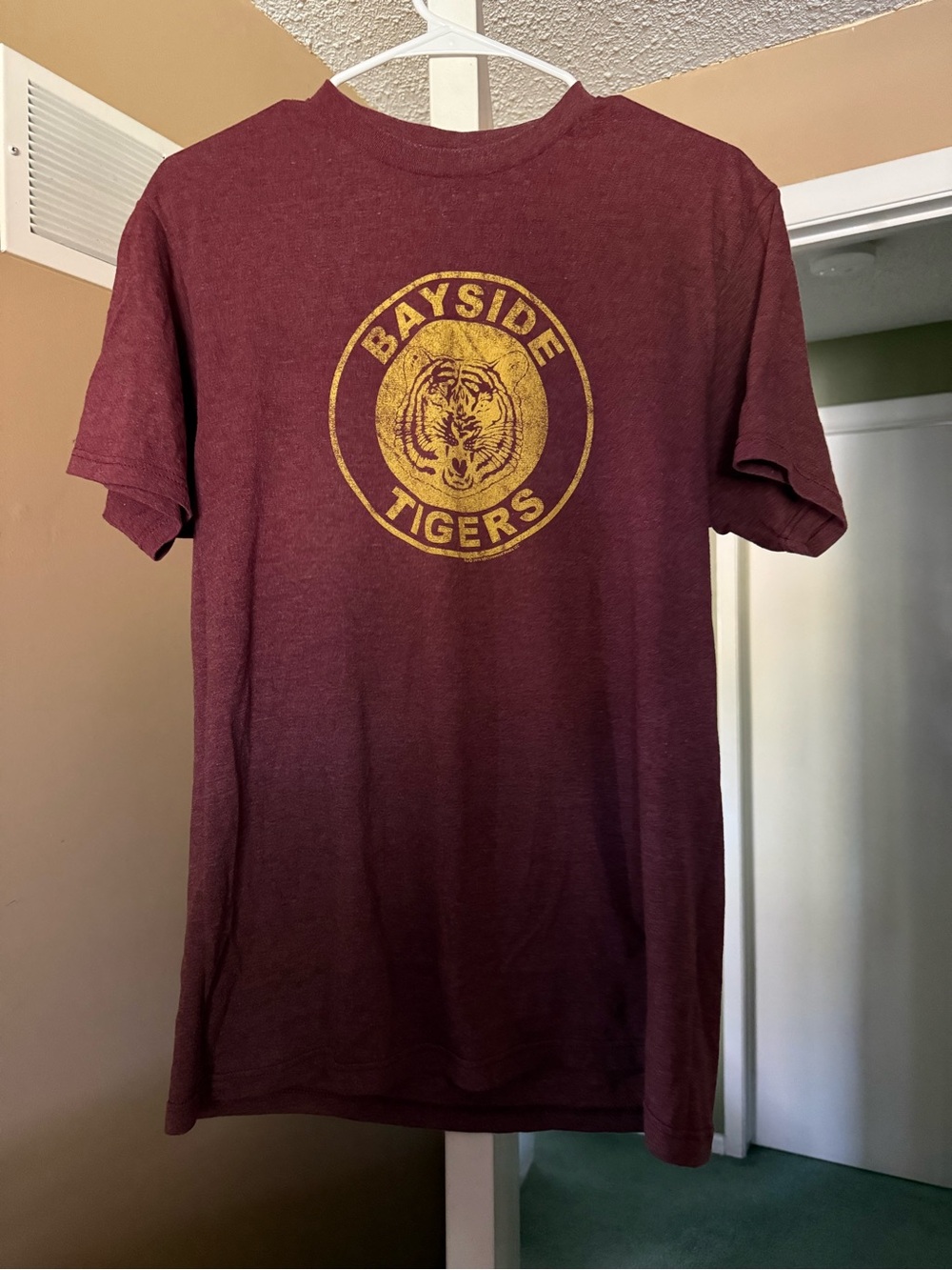 Bayside Tigers Saved By The Bell graphic tee Graphic Tee in Burgundy Size Medium